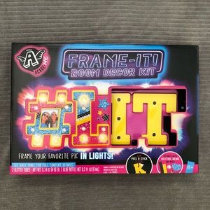 NWT Acade-me  Frame-it!  Room Decor Kit